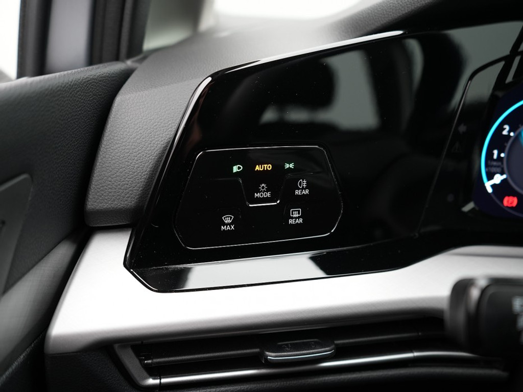 Volkswagen Golf 1.0 TSI DSG Life Business