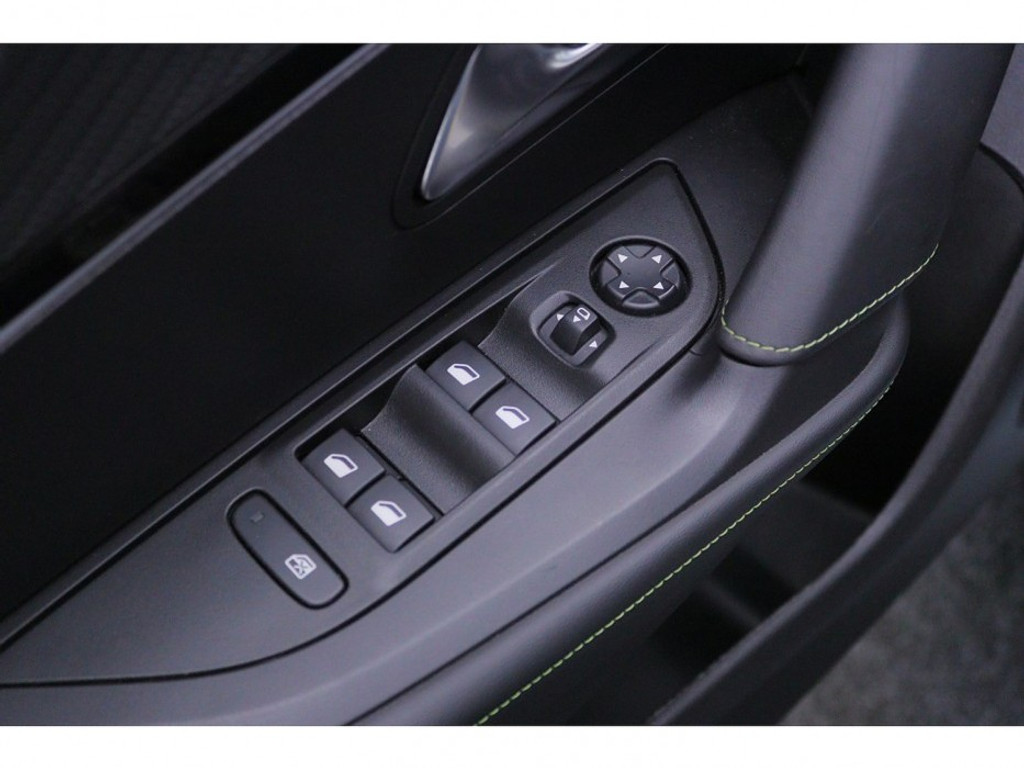 Peugeot 2008 1.2 Hybrid 136 GT