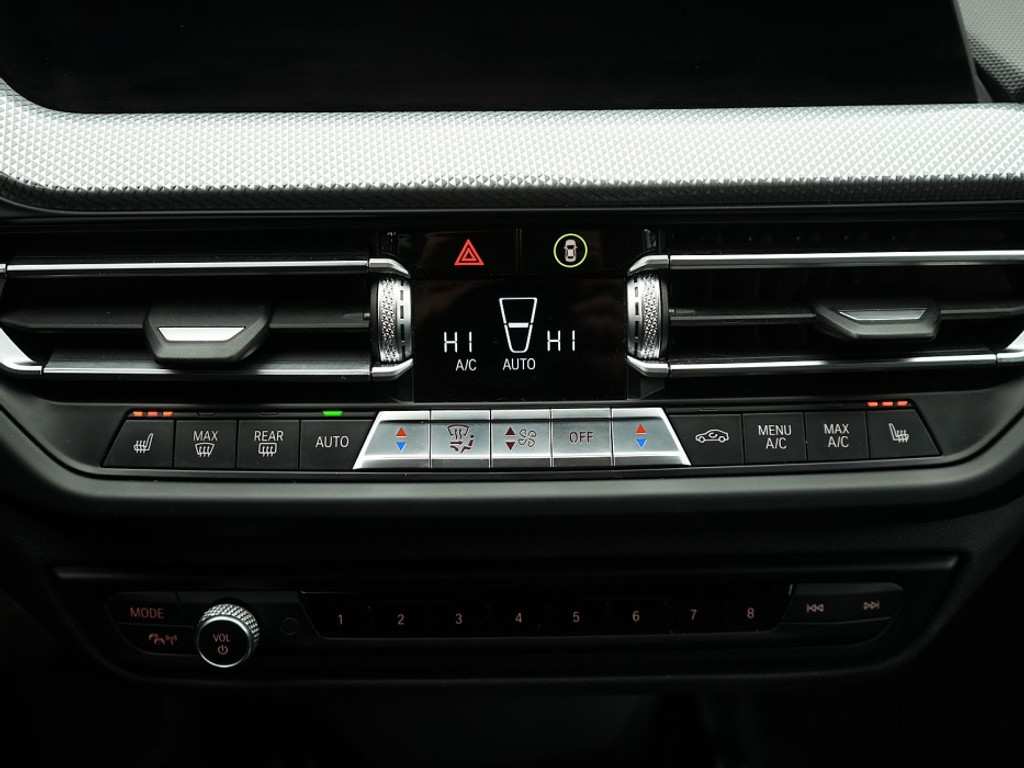 BMW 1 Serie 118 118i High Executive Trekhaak | Navi & Carplay | Stoelverwarming | Camera | Cruise | Sfeer Verlichting | LM-Velgen |