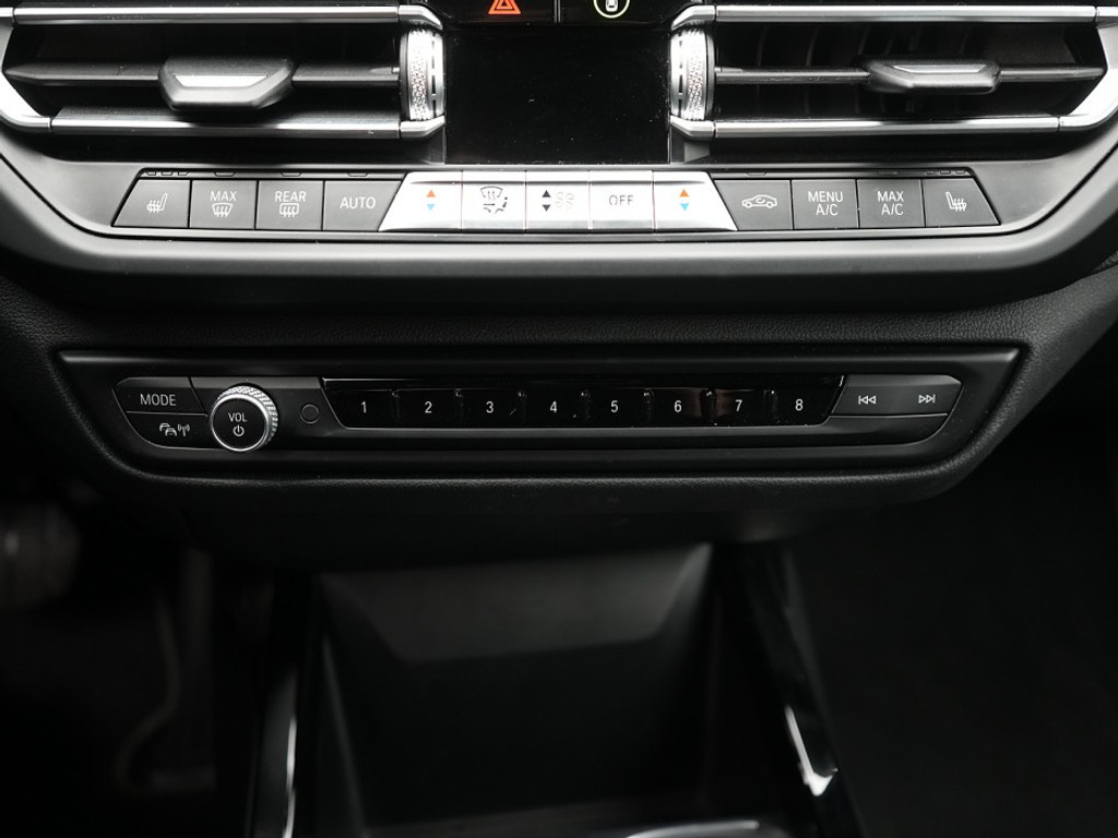 BMW 1 Serie 118 118i High Executive Trekhaak | Navi & Carplay | Stoelverwarming | Camera | Cruise | Sfeer Verlichting | LM-Velgen |