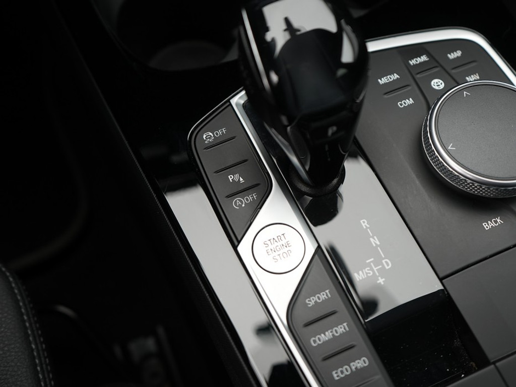 BMW 1 Serie 118 118i High Executive Trekhaak | Navi & Carplay | Stoelverwarming | Camera | Cruise | Sfeer Verlichting | LM-Velgen |