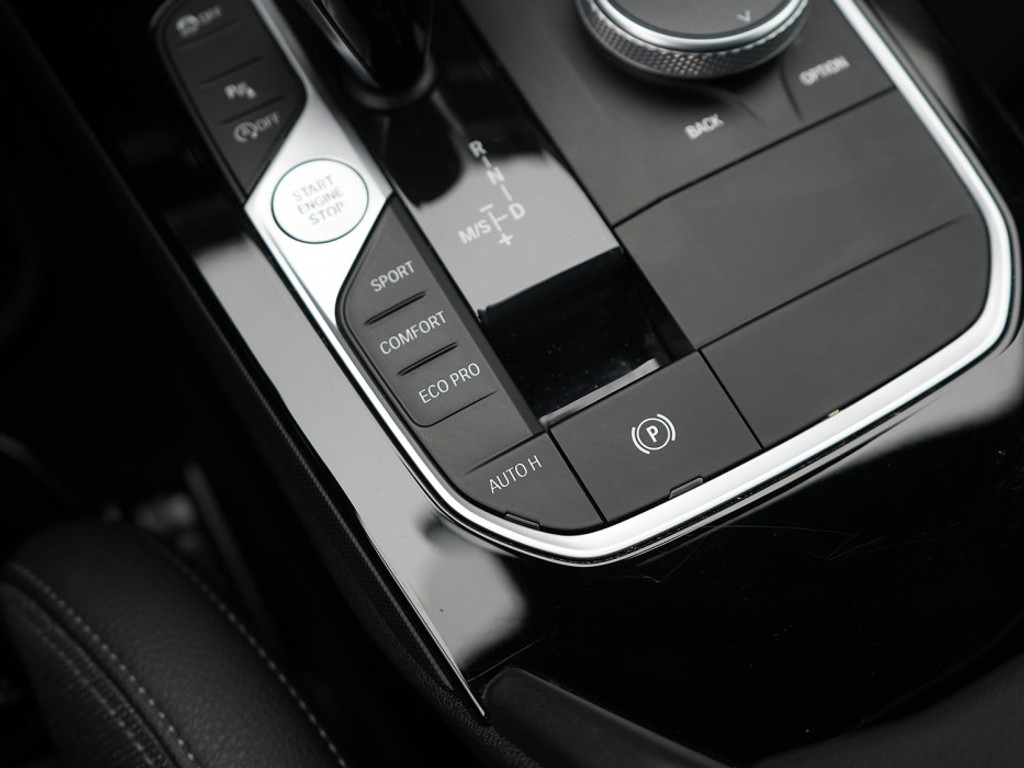 BMW 1 Serie 118 118i High Executive Trekhaak | Navi & Carplay | Stoelverwarming | Camera | Cruise | Sfeer Verlichting | LM-Velgen |