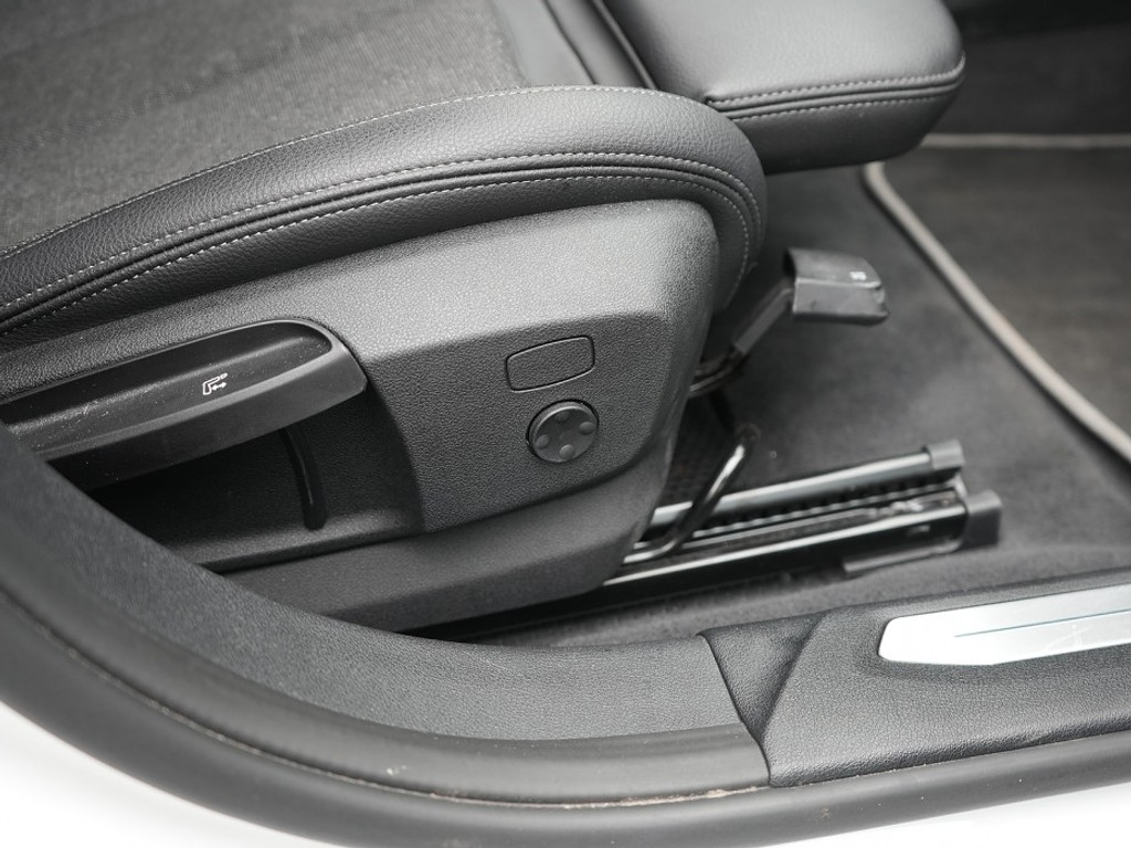 BMW 1 Serie 118 118i High Executive Trekhaak | Navi & Carplay | Stoelverwarming | Camera | Cruise | Sfeer Verlichting | LM-Velgen |