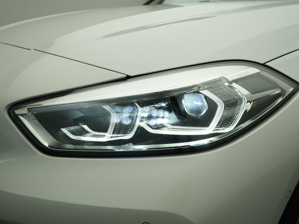 BMW 1 Serie 118 118i High Executive Trekhaak | Navi & Carplay | Stoelverwarming | Camera | Cruise | Sfeer Verlichting | LM-Velgen |