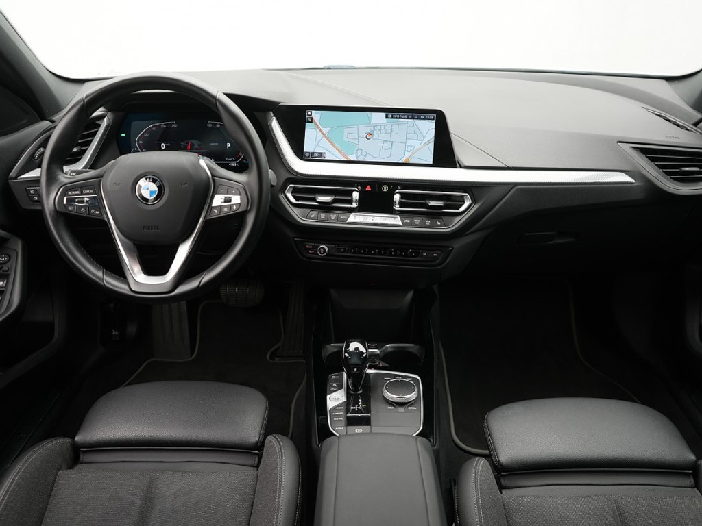 BMW 1 Serie 118 118i High Executive Trekhaak | Navi & Carplay | Stoelverwarming | Camera | Cruise | Sfeer Verlichting | LM-Velgen |