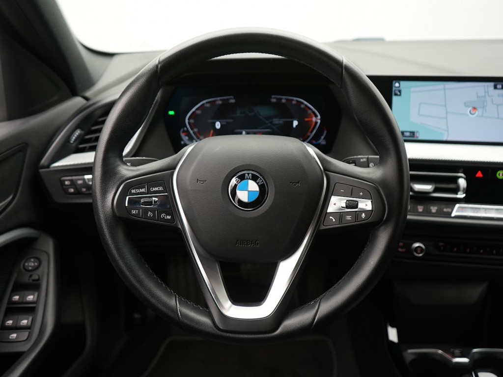 BMW 1 Serie 118 118i High Executive Trekhaak | Navi & Carplay | Stoelverwarming | Camera | Cruise | Sfeer Verlichting | LM-Velgen |