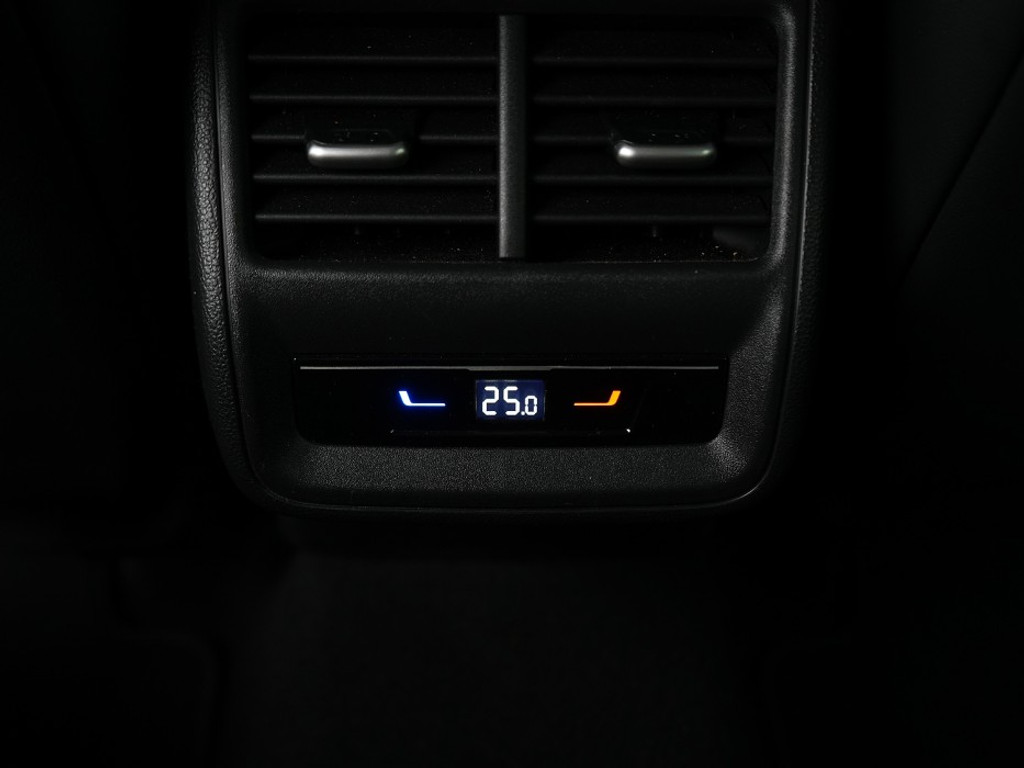 Volkswagen Passat Variant 1.5 eHybrid Business El. Trekhaak | Adaptief Cruise | Stoel & Stuurverwarming | Head-Up |