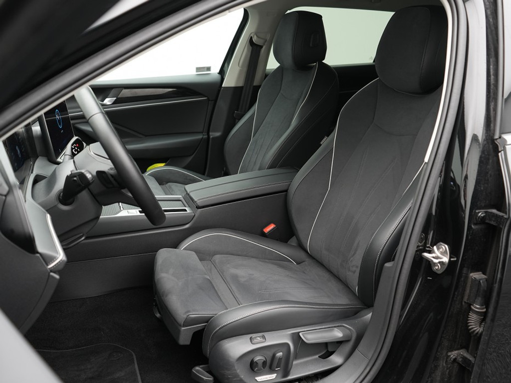 Volkswagen Passat Variant 1.5 eHybrid Business El. Trekhaak | Adaptief Cruise | Stoel & Stuurverwarming | Head-Up |