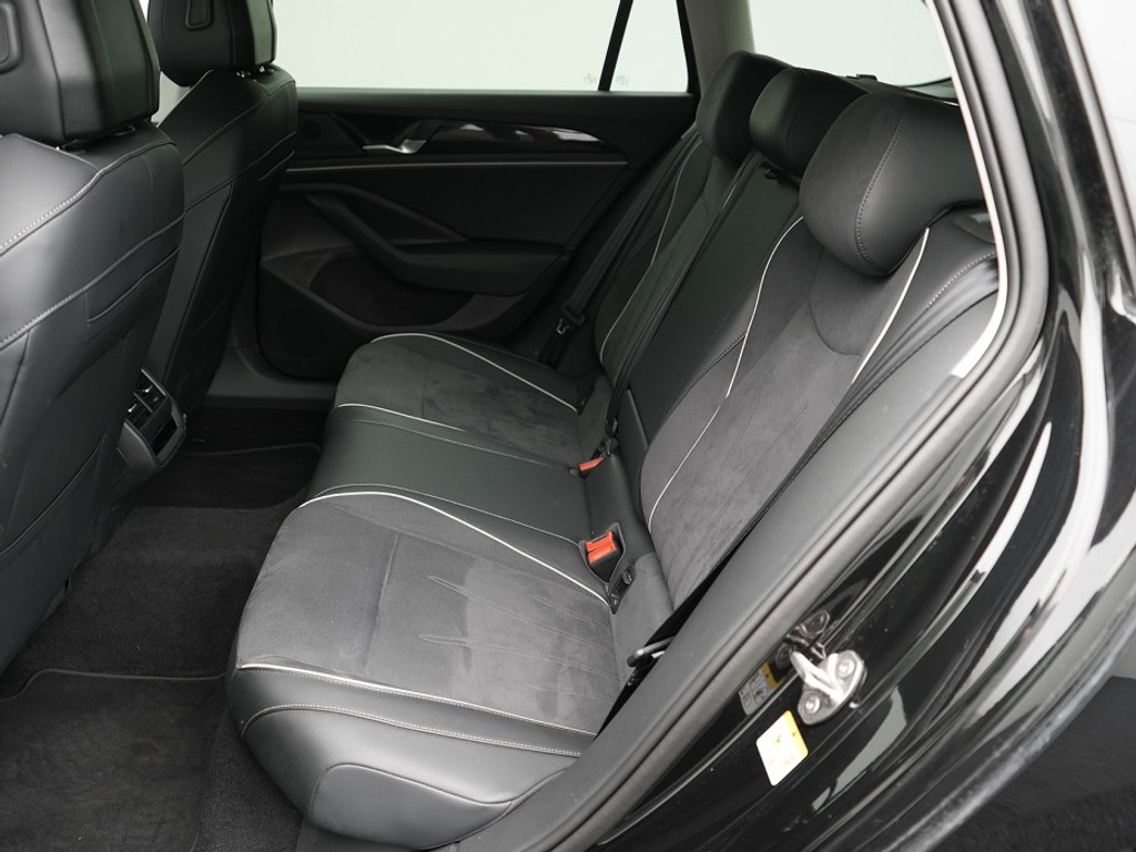 Volkswagen Passat Variant 1.5 eHybrid Business El. Trekhaak | Adaptief Cruise | Stoel & Stuurverwarming | Head-Up |