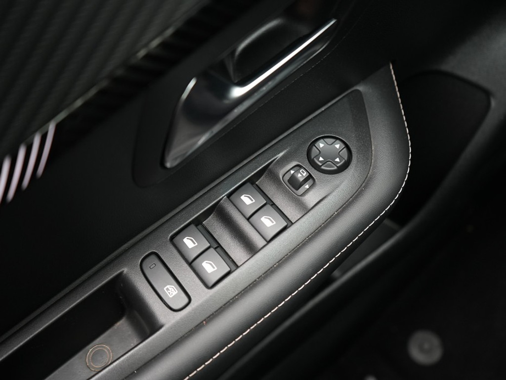 Peugeot 208 1.2 Hybrid Allure Automaat Carplay | Climate | Cruise | PDC | Full Led | LM-Velgen |