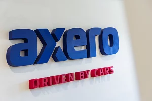 Axero driven by cars logo op muur